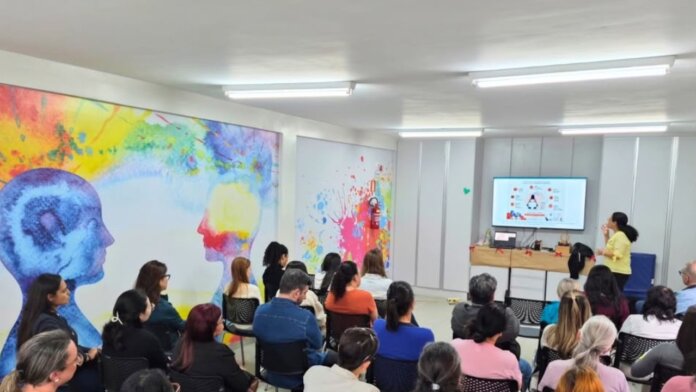 Rolândia treina dentistas da rede municipal em estratégia de risco