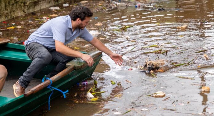 Rio Paraná recua em Foz, mas 1,2 mil famílias no Paraguai seguem desabrigadas