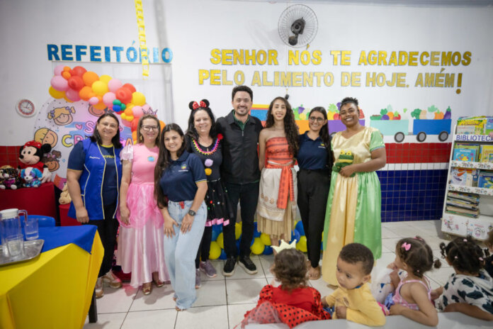 Apucarana distribui 13 mil kits de doces e livros para crianças na rede municipal