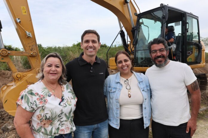 Pontal do Paraná recebe escavadeira para limpeza de canais e reduzir alagamentos