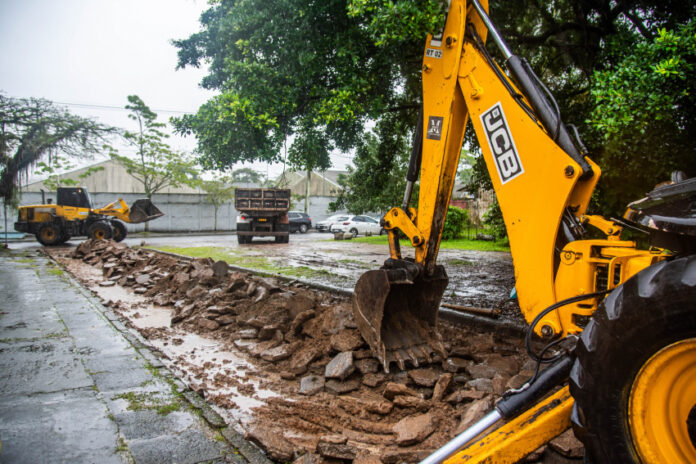 Vila Paranaguá recebe pavimentação asfáltica, ruas ganham drenagem nova