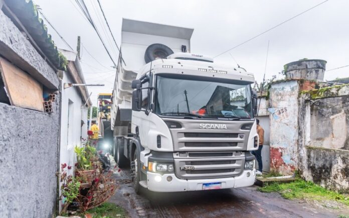 Vila Paranaguá ganha asfalto em rua que moradores não acreditavam receber