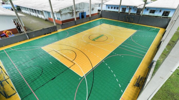 Cinco escolas de Paranaguá ganham piso modular em quadras esportivas