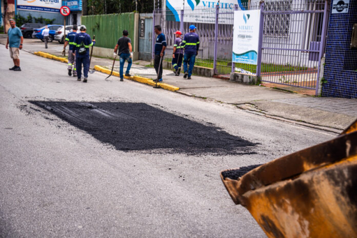 Paranaguá faz manutenção de asfalto no centro com aplicação de asfalto quente