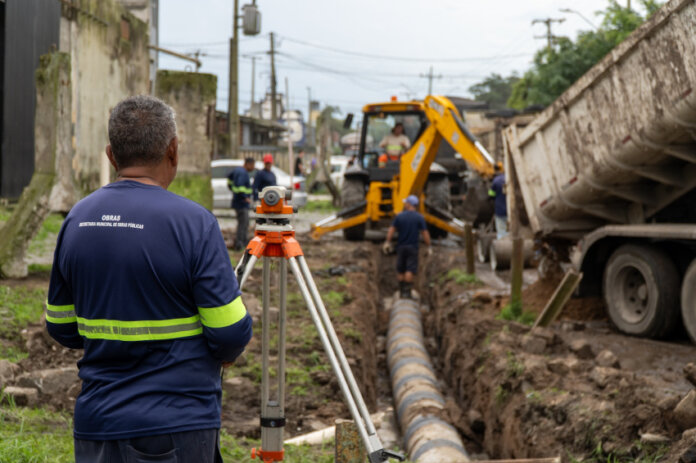 Paranaguá combate alagamentos na Gabriel de Lara, via reabre sexta-feira