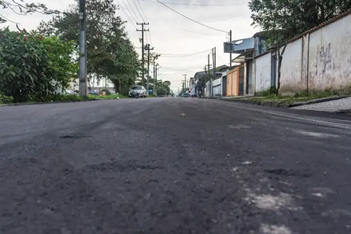 Paranaguá aplica asfalto quente na Avenida Tufi Maron, trânsito segue organizado