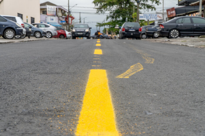 Paranaguá marca 14 ruas com pintura e sinalização de trânsito