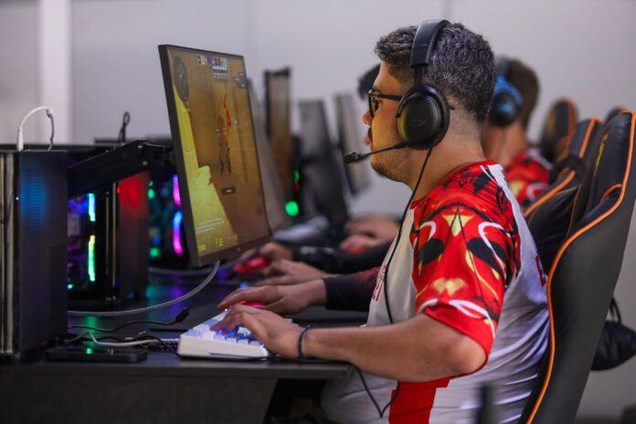 Maringá realiza Dia do Gamer com torneios de CS2, Street Fighter e realidade virtual
