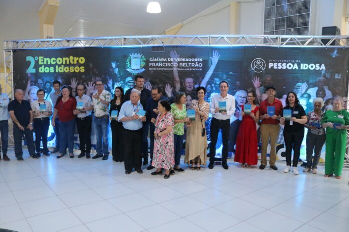 Francisco Beltrão celebra Dia da Pessoa Idosa com teatro, orientação jurídica e baile