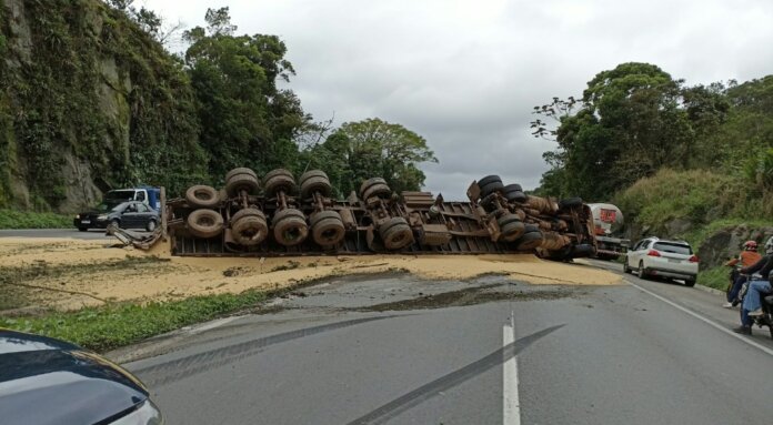 BR-277 em Paranaguá fecha após tombamento de caminhão com soja