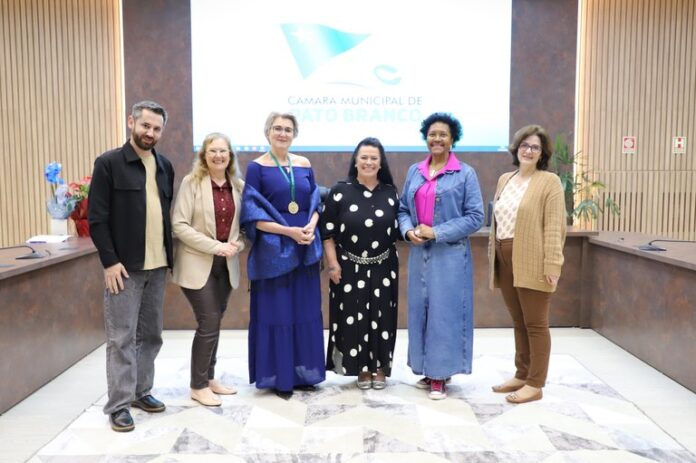 Jaqueline Zandonay recebe Medalha de Honra ao Mérito em Pato Branco