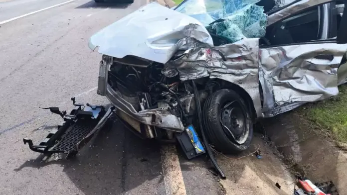 Carro capota após retorno na BR-163 em Marechal Rondon, quatro feridos