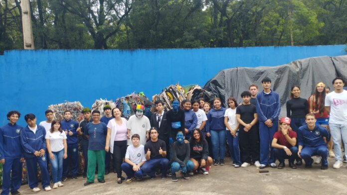 Estudantes de Agronegócio visitam centro de reciclagem em Guaíra