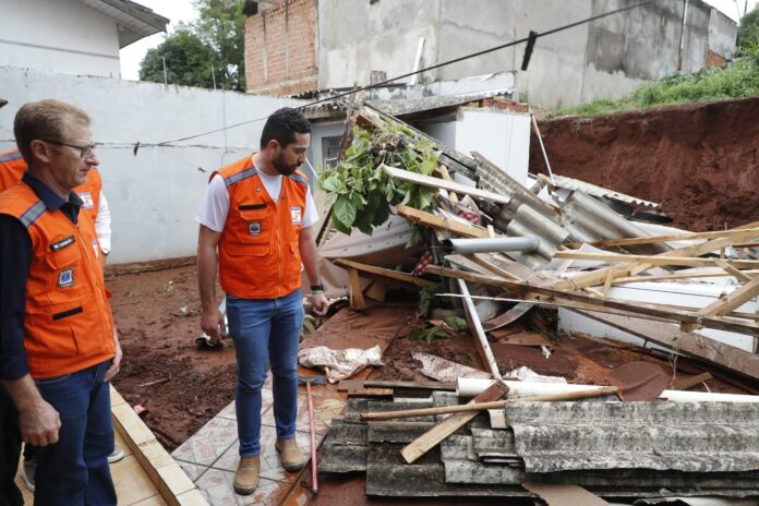 Temporal em Cascavel deixa 45 ocorrências e 15 famílias desalojadas