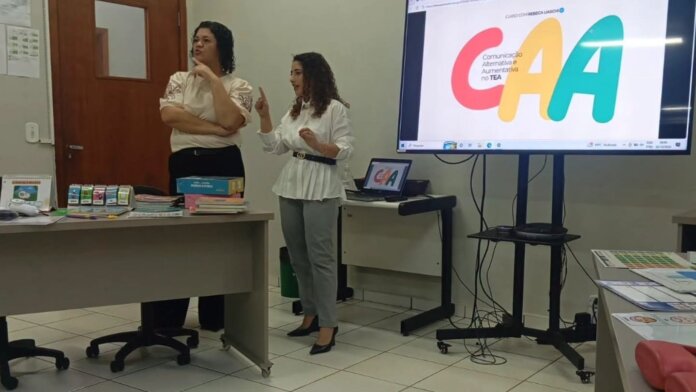 Jacarezinho capacita professores em comunicação para alunos com deficiência