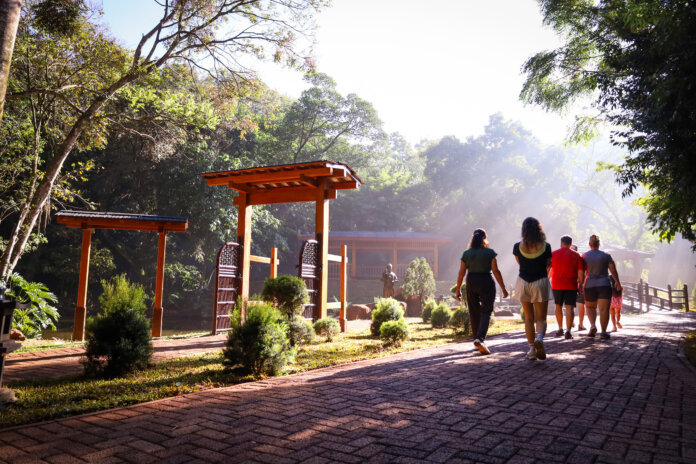 Parque do Ingá abre no feriado com exposição de insetos gigantes e gruta restaurada