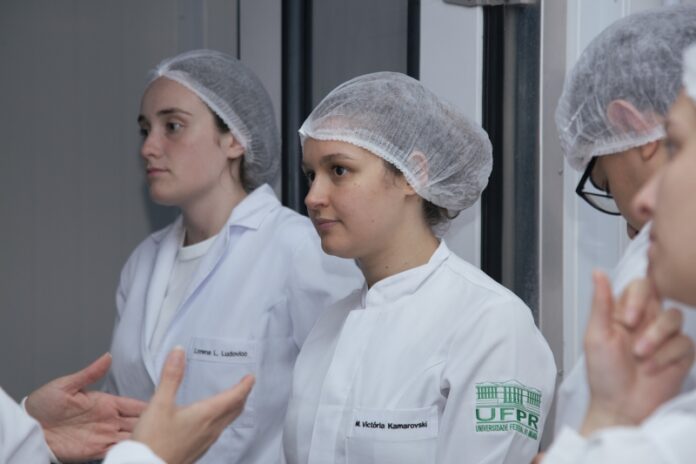 Estudantes de Medicina Veterinária visitam indústria de alimentos em Piraquara