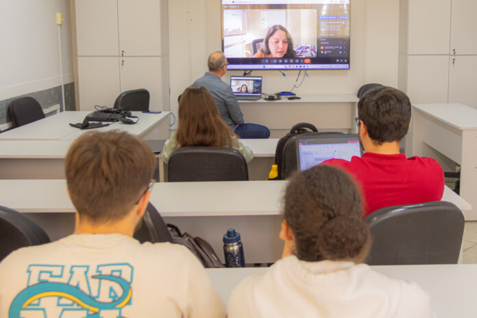 Pesquisadora da Johns Hopkins ministra aula sobre HIV na UEPG