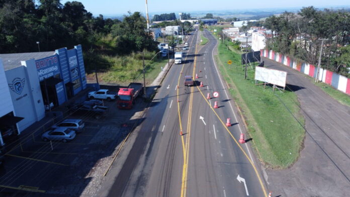 Carro capota na Avenida Minas Gerais durante neblina em Apucarana