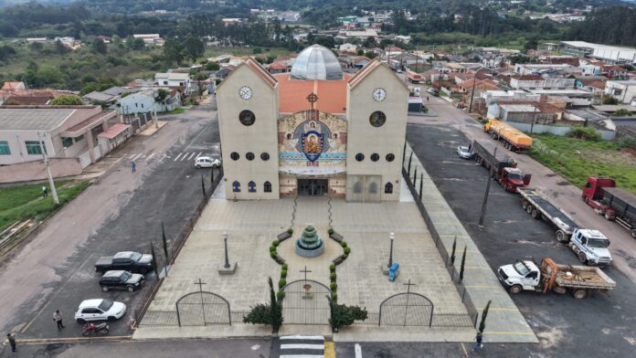 Igreja Matriz de Castro reabre após reconstrução de temporal que destruiu telhado