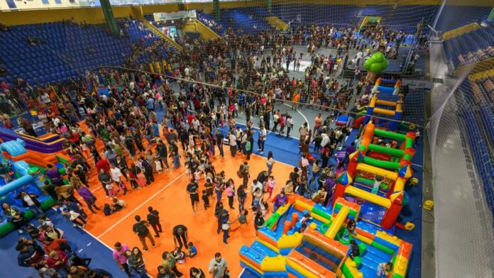 Paranaguá reúne seis mil crianças em festa com shows, brinquedos e serviços de saúde