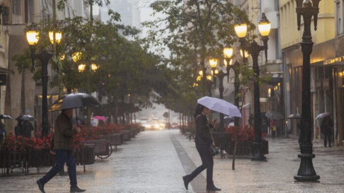 Paraná terá chuva de até 200 mm até sábado (17), risco de alagamentos no Centro-Oeste