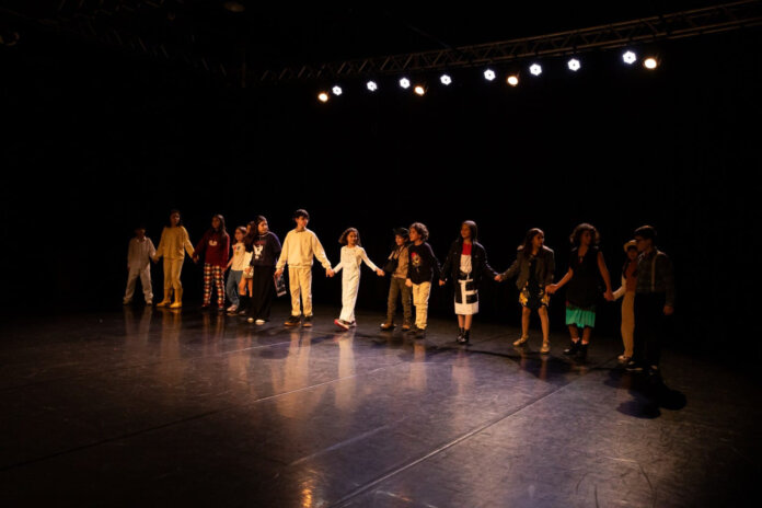 Escola de Teatro abre 35 bolsas integrais em Londrina: inscrições começam dia 15