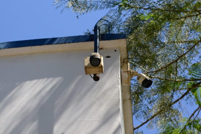 Foz do Iguaçu usa taxas de iluminação para financiar câmeras e segurança em escolas