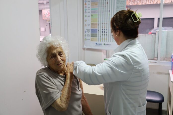 Guarapuava começa vacinação contra pneumococo para idosos acima de 85 anos