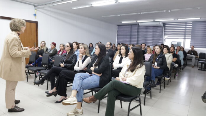 Profissionais de saúde aprendem como acolher mulheres que querem entregar filhos para adoção