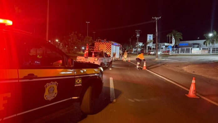 Dois morrem em colisão de moto e caminhão na BR-369 em Cambé