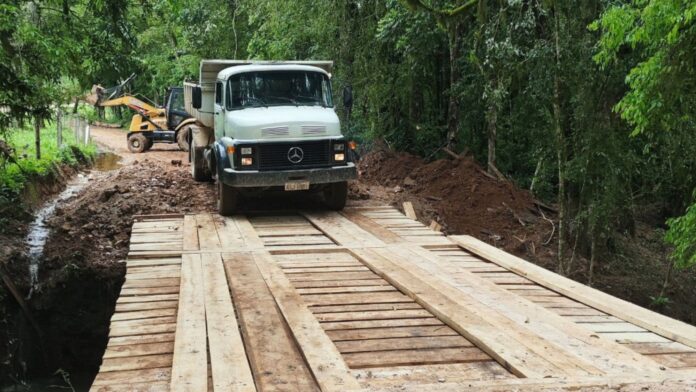 Ponte sobre Rio Socavão reabre ligação entre estradas rurais de Castro