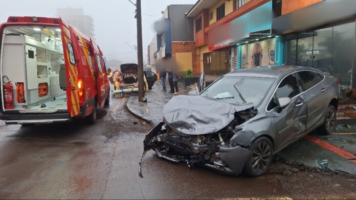 Mulher fica presa nas ferragens em colisão no Centro de Cascavel