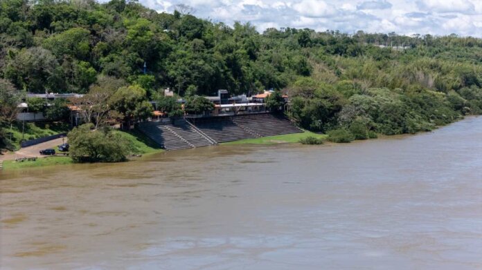 Rio Paraná sobe a 108,7 metros em Foz, água já chega ao Iate Clube