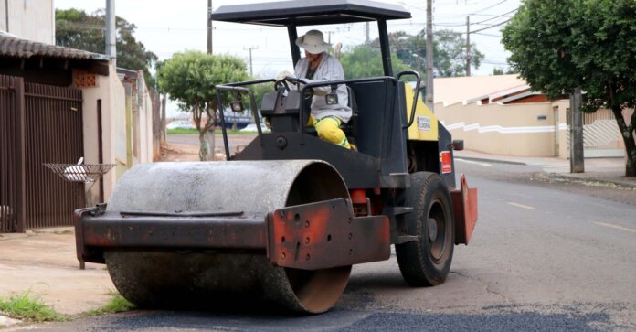 Londrina faz manutenção em 16 ruas em operação tapa-buracos