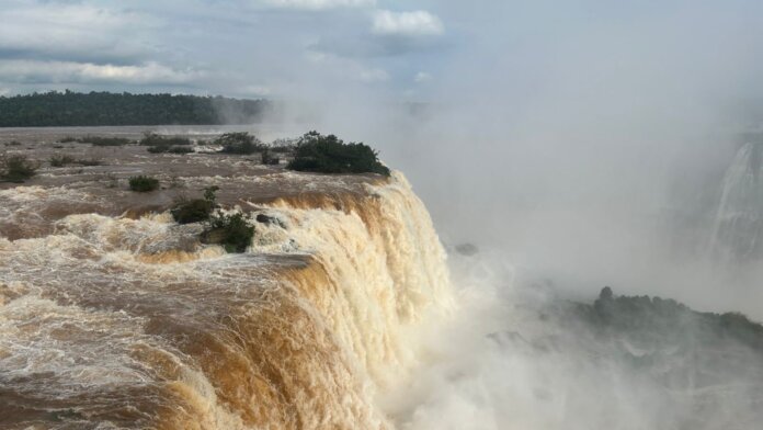 Passeio de barco nas Cataratas fecha por 48 horas, vazão está 10 vezes acima do normal