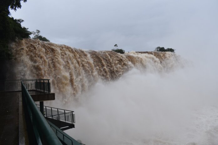 Cataratas do Iguaçu registra maior vazão de 2026, passarela e duas trilhas fecham