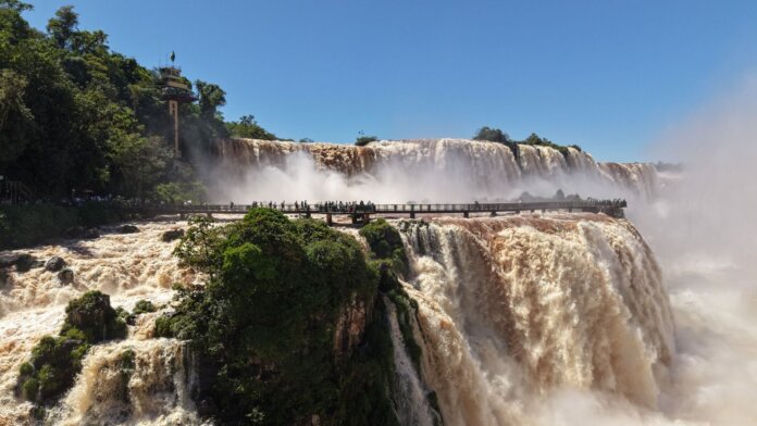 Cataratas do Iguaçu batem recorde com 16 milhões de litros por segundo