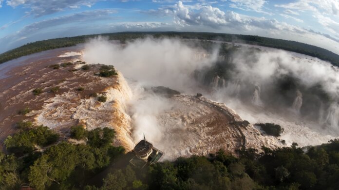 Cataratas do Iguaçu com vazão de 15,8 mil metros cúbicos por segundo, passarela fecha