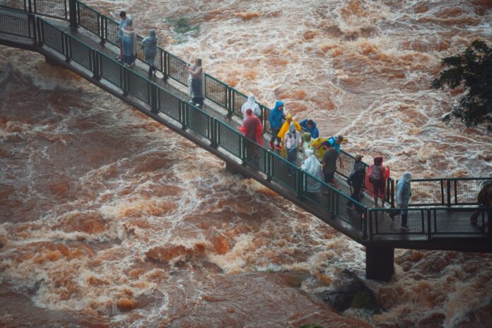 Cataratas do Iguaçu registram vazão cinco vezes acima do normal em Foz do Iguaçu