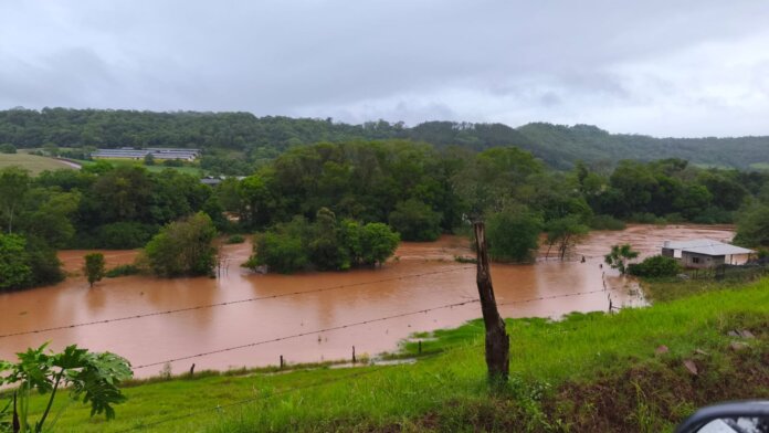 Francisco Beltrão registra 241 mm de chuva, Defesa Civil monitora rio Marrecas