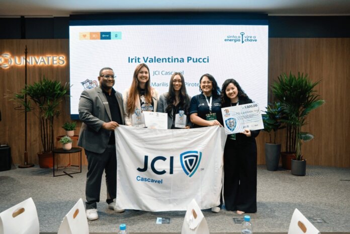 Irit Valentina Pucci, de Cascavel, é vice-campeã nacional de oratória