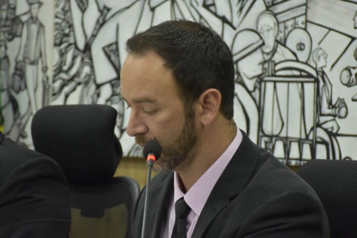Calçadas acessíveis e lixeiras são demandadas em ruas de Colombo