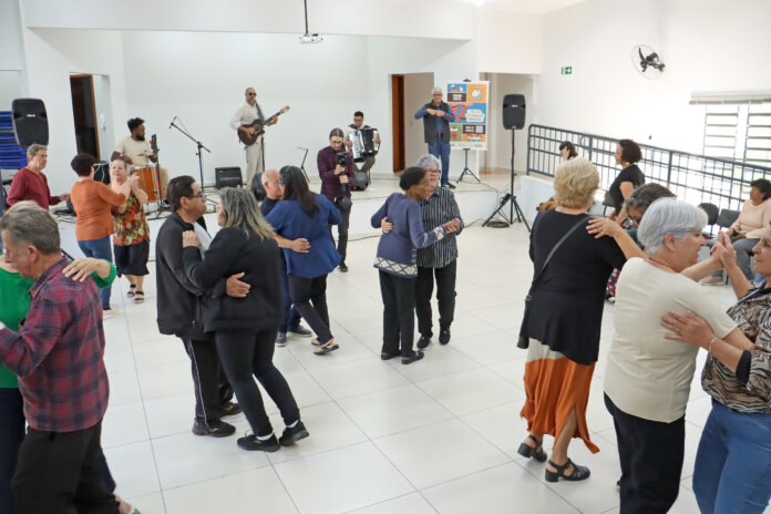 Londrina abre série de bailes anos 60 para idosos