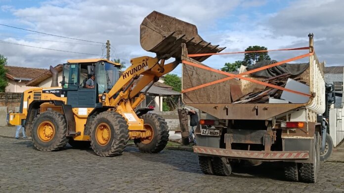 União da Vitória retira entulhos após enchente