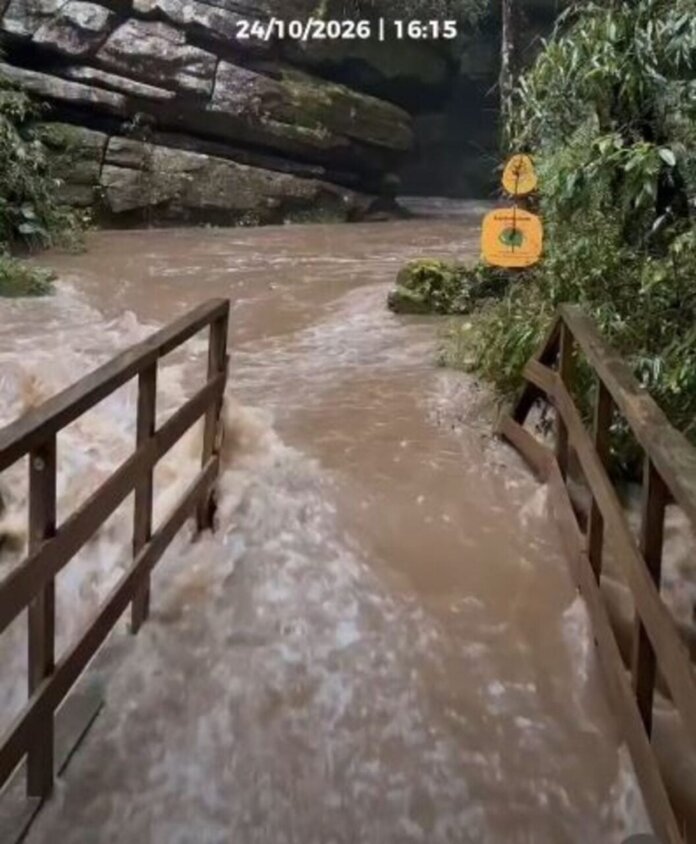 Água cobre a ponte de acesso ao Parque Buraco do Padre em Ponta Grossa