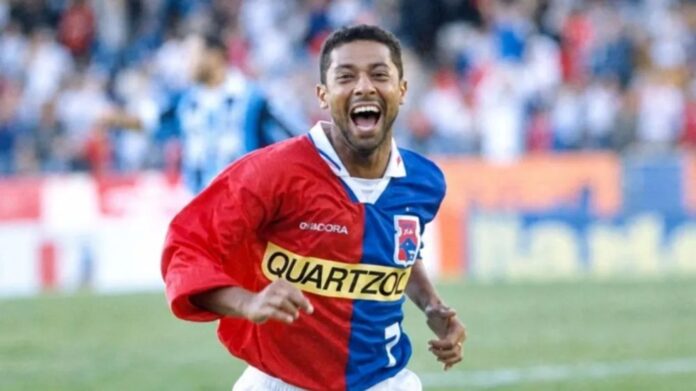 Carlos Alberto Dias comemora com a camisa do Paraná Clube