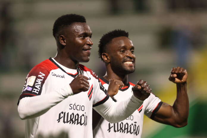 Athletico vence Chapecoense por 4×1 e volta ao 3º lugar do Brasileirão