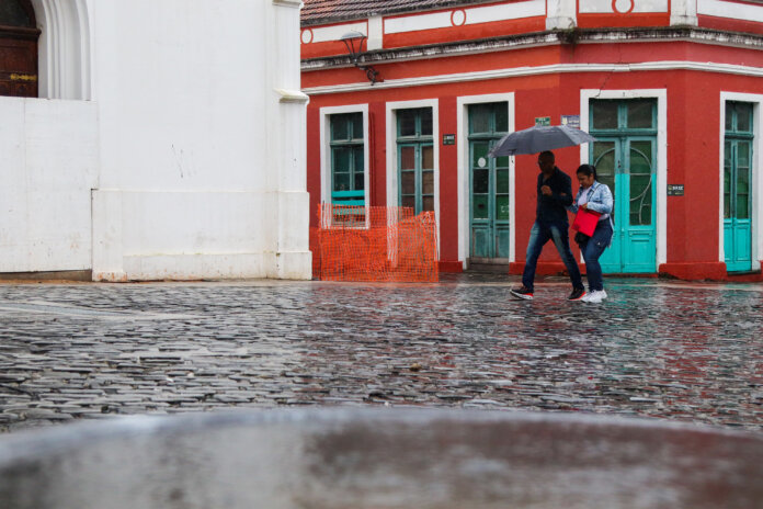 Paraná terá fim de semana com chuva e risco de tempestades