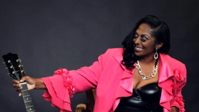 Claudette King, filha de B.B. King, canta blues em Maringá no dia 15